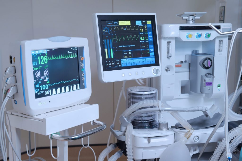 Medical equipment and medical monitoring devices in modern operating room