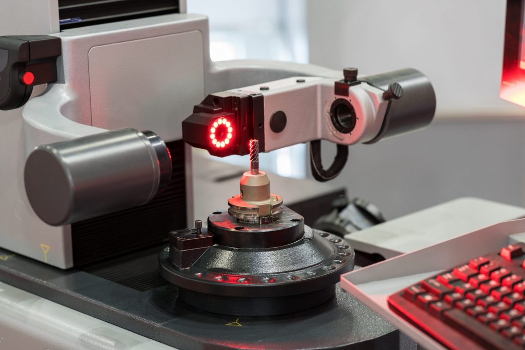 A 3D vision system inspects a cutting tool